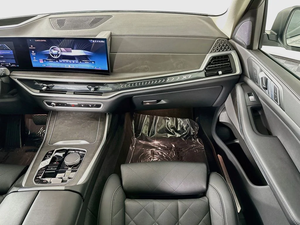 Used 2025 White Metallic BMW xDrive40i image 27