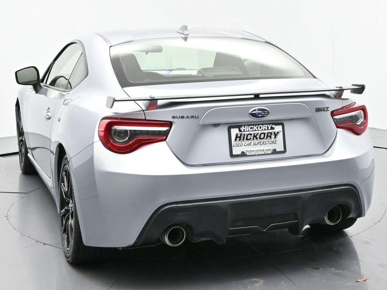 Used 2018  Subaru Premium image 6
