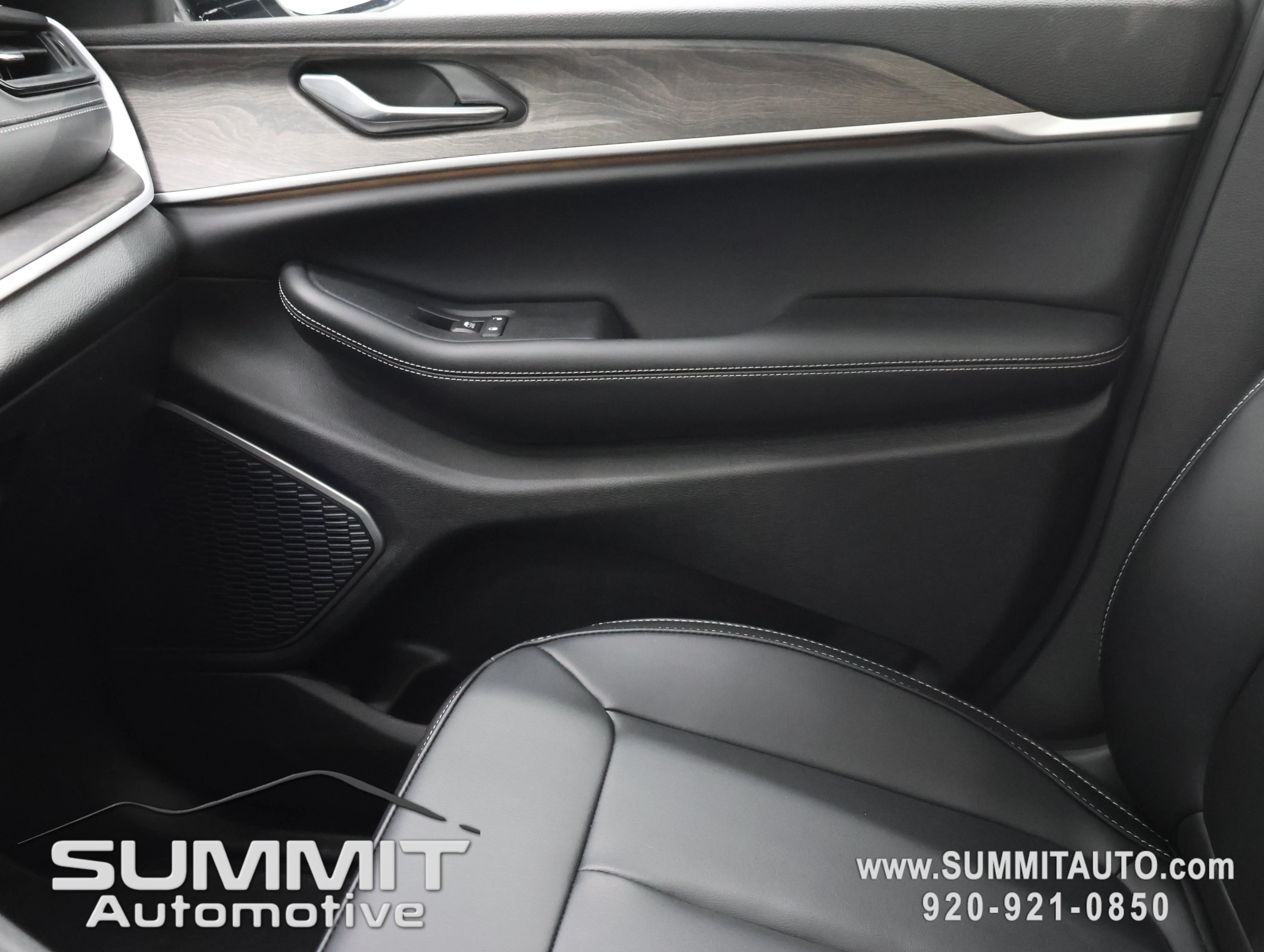New 2026 Diamond Black Crystal Pearlcoat Jeep Limited image 14