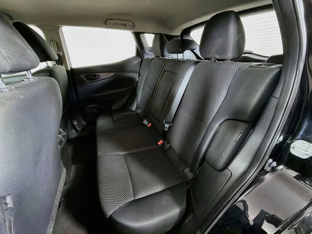 Used 2021  Nissan S image 18