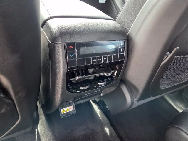 New 2027 Bright White Clear-Coat Paint Jeep Laredo Altitude image 7