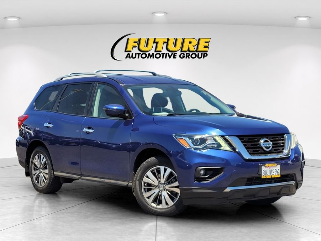 2017 Nissan Pathfinder SV 2WD's photo