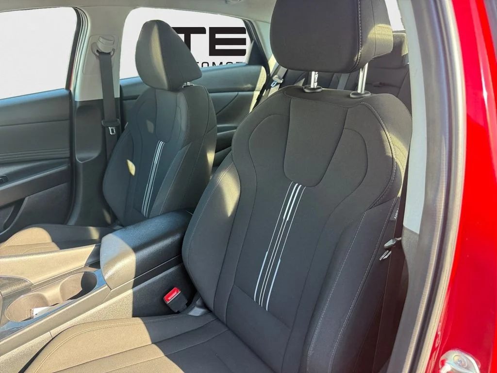 Used 2025 Red Hyundai SEL Convenience image 26