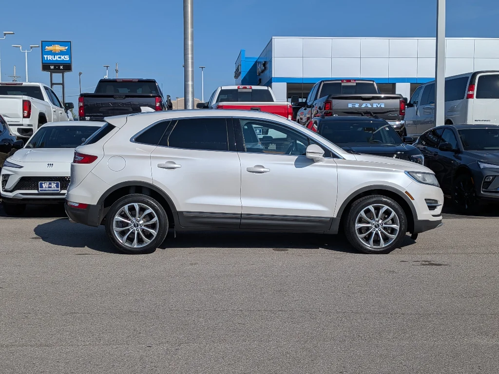 Used 2017 White Platinum Metallic Tri-Coat Lincoln Select image 2