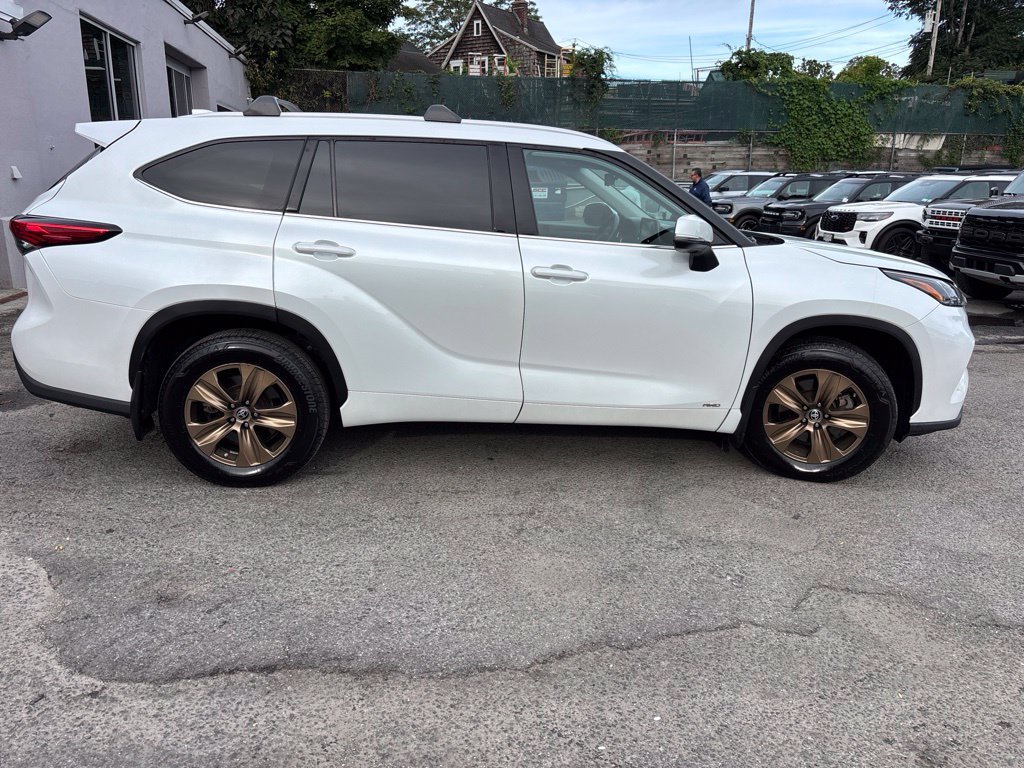Used 2022 Beige Toyota Bronze Edition image 7