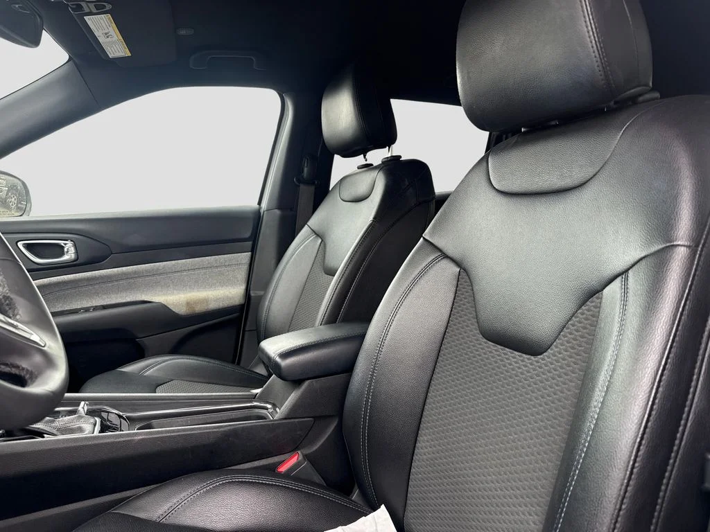 Used 2024 White/off-white Jeep Latitude image 10
