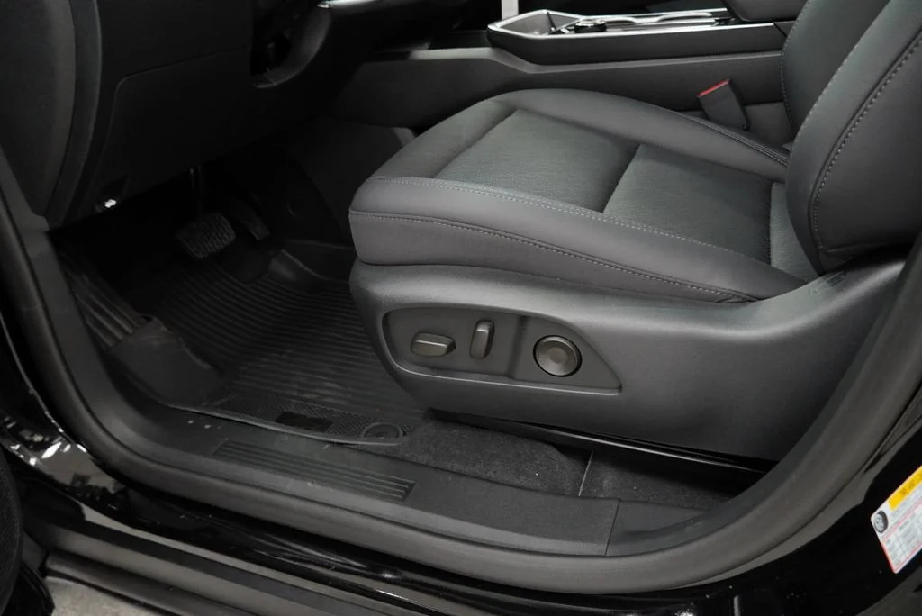 New 2027 Mosaic Black Metallic Chevrolet LT image 23
