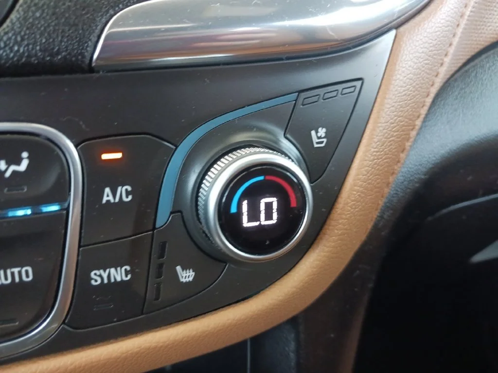 Used 2018 IRIDESCENT PEARL TRICOAT Chevrolet Premier image 26