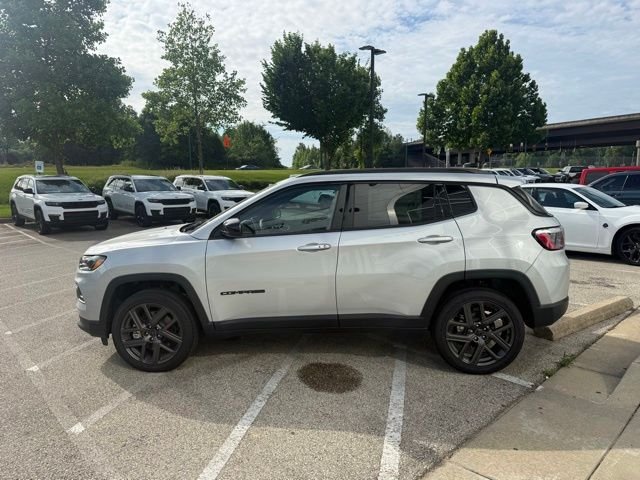 New 2026 Silver Zynith Metallic Clear-Coat Exterior Paint Jeep Latitude image 3