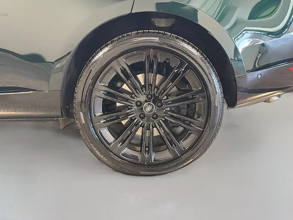 Certified Used 2025 British Racing Green SV Bespoke Ultra Met Gloss Land Rover Autobiography image 35
