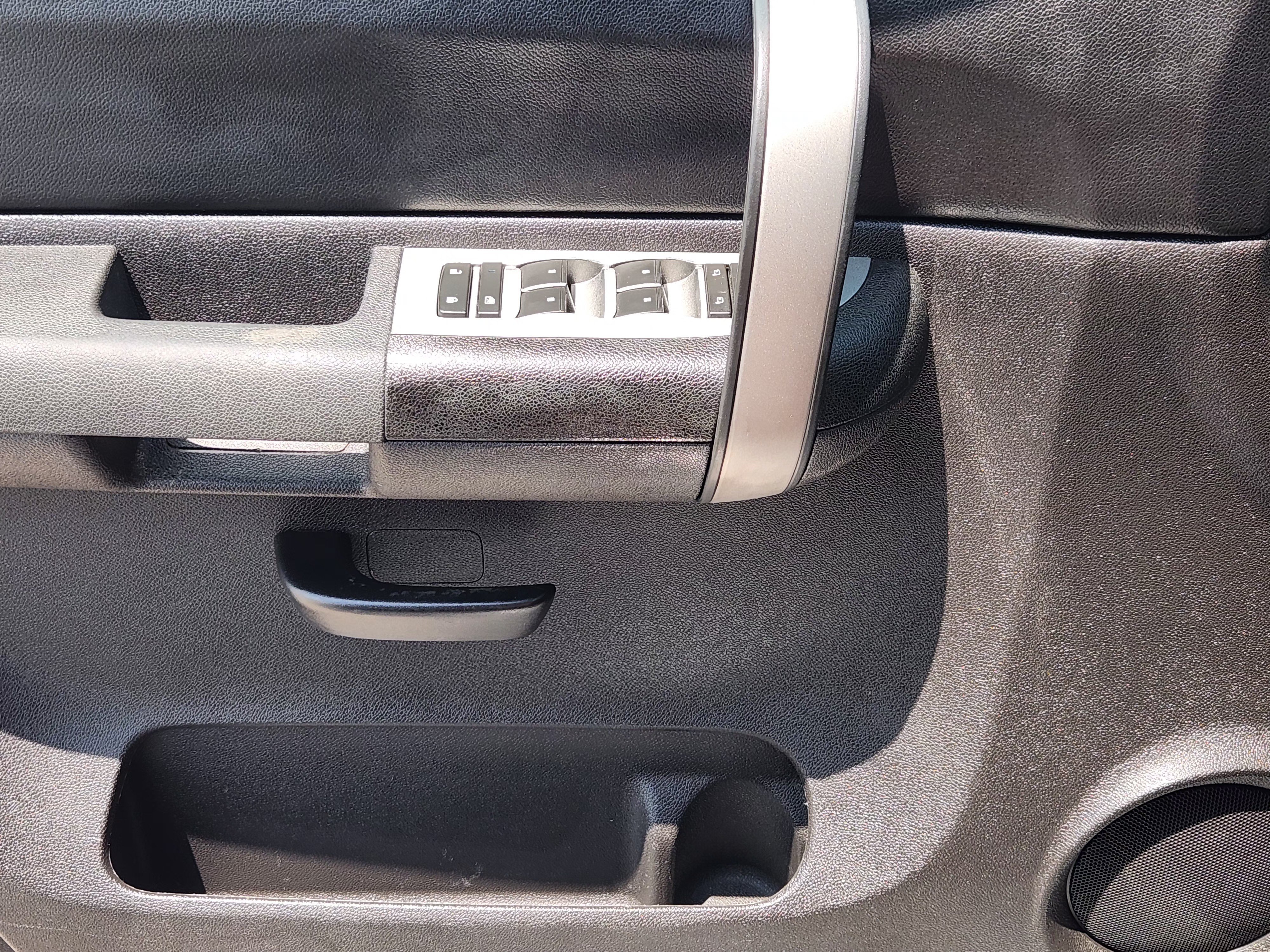 Used 2009 SUMMIT WHITE Chevrolet LT image 21