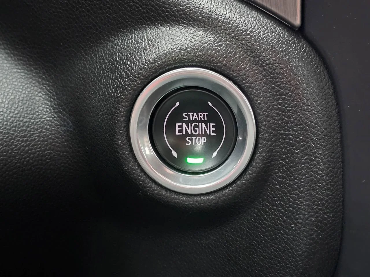 Used 2021 White Frost Tricoat GMC Denali image 18
