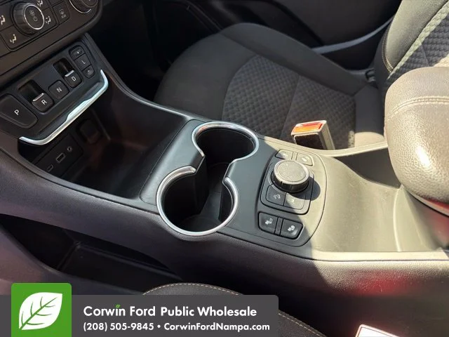 Used 2021 Summit White GMC  image 23