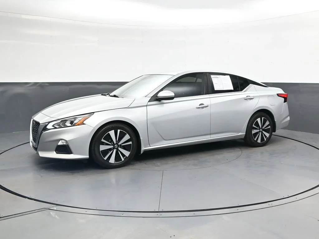 Used 2022 Silver Nissan 2.5 SV image 11