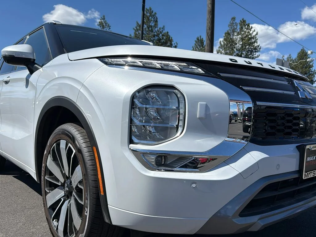 New 2026 White Diamond Mitsubishi SEL image 30