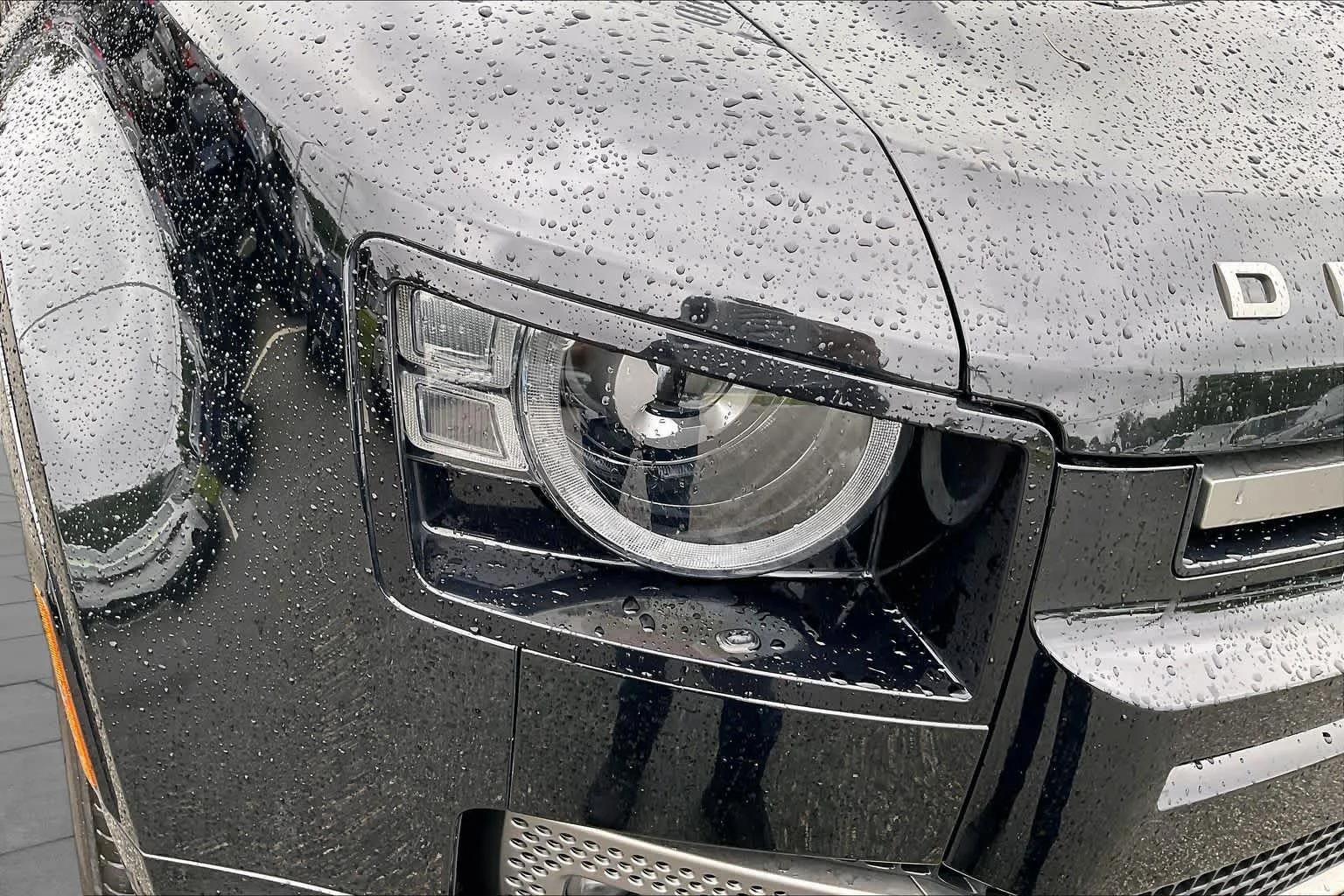 Used 2025  Land Rover X-Dynamic SE image 25