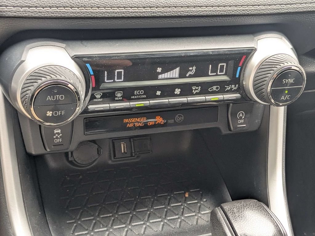 Used 2022 White Toyota XLE image 22