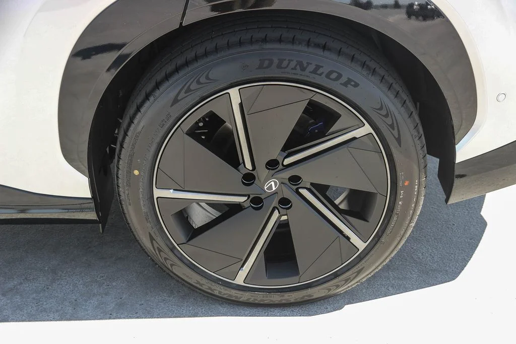 New 2026 Iridium and Black Onyx Lexus  550e F SPORT AWD image 11