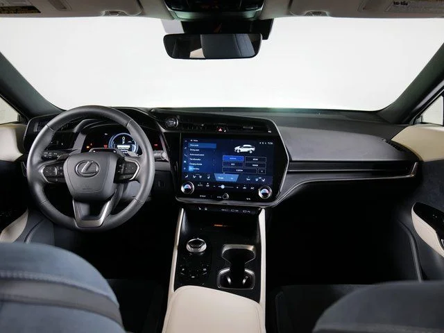 Used 2023  Lexus 450e Luxury image 4