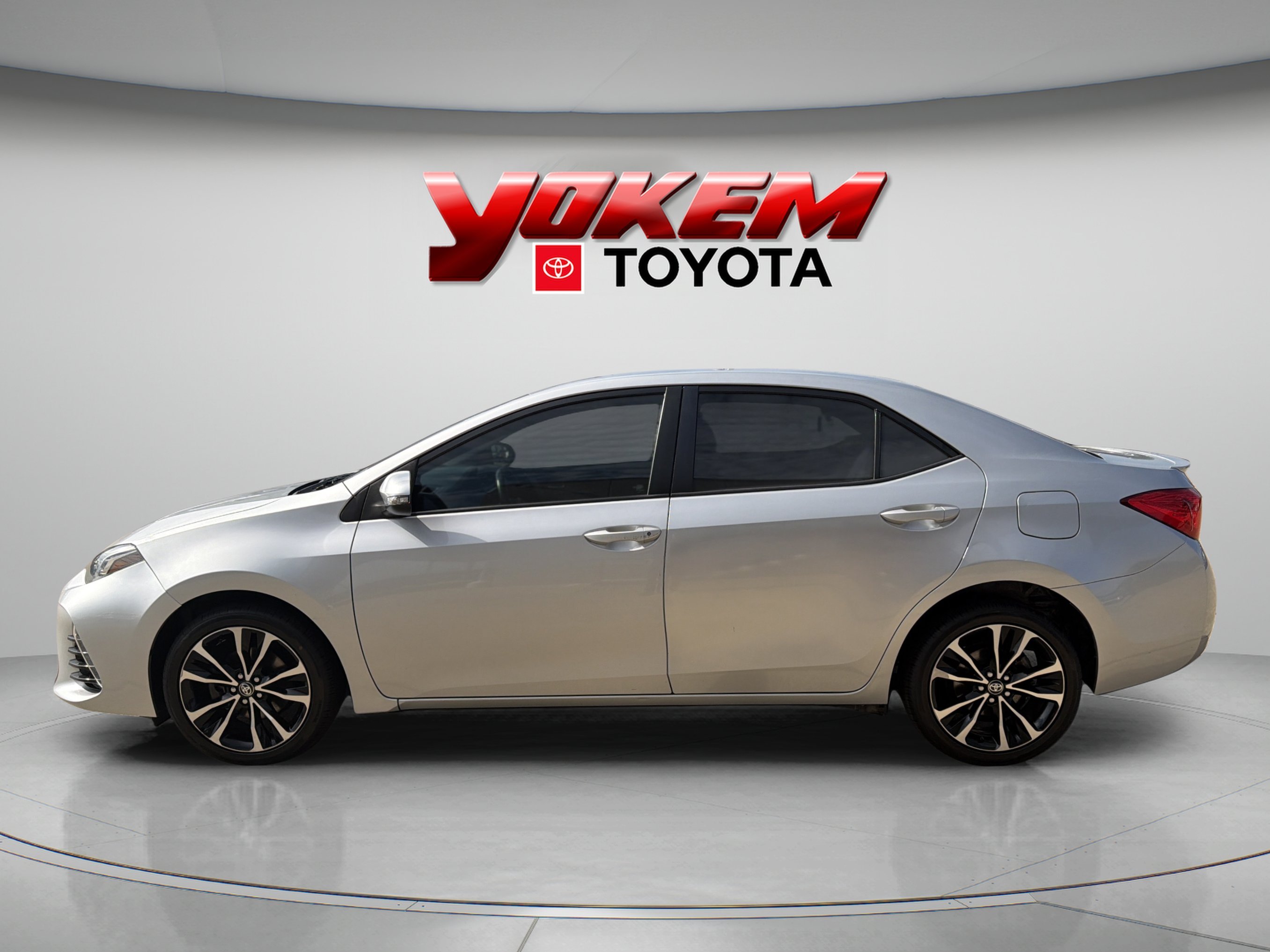 Used 2017 Silver Toyota SE image 5