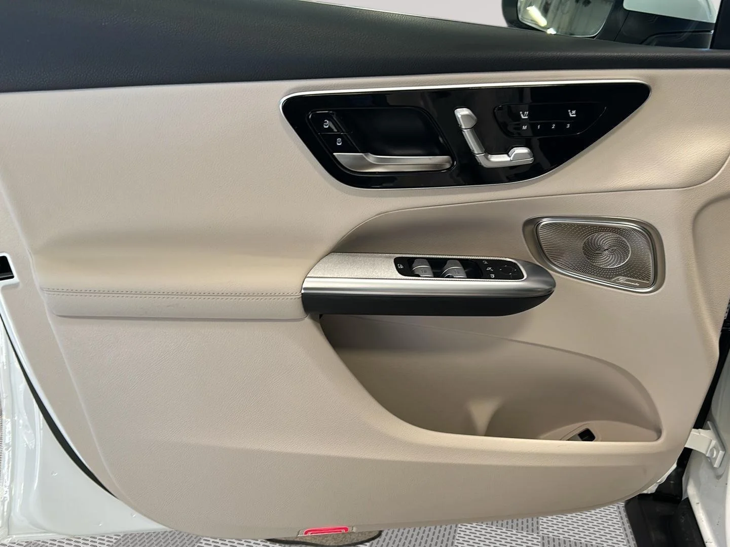 New 2026 Polar White Mercedes-Benz GLC 300 image 12