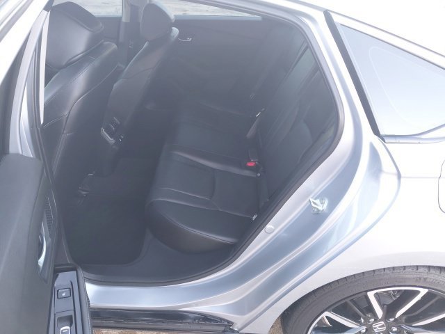 Used 2025 Solar Silver Metallic Honda Touring image 28