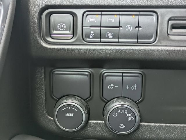 Used 2023 Pearl Chevrolet RST image 19