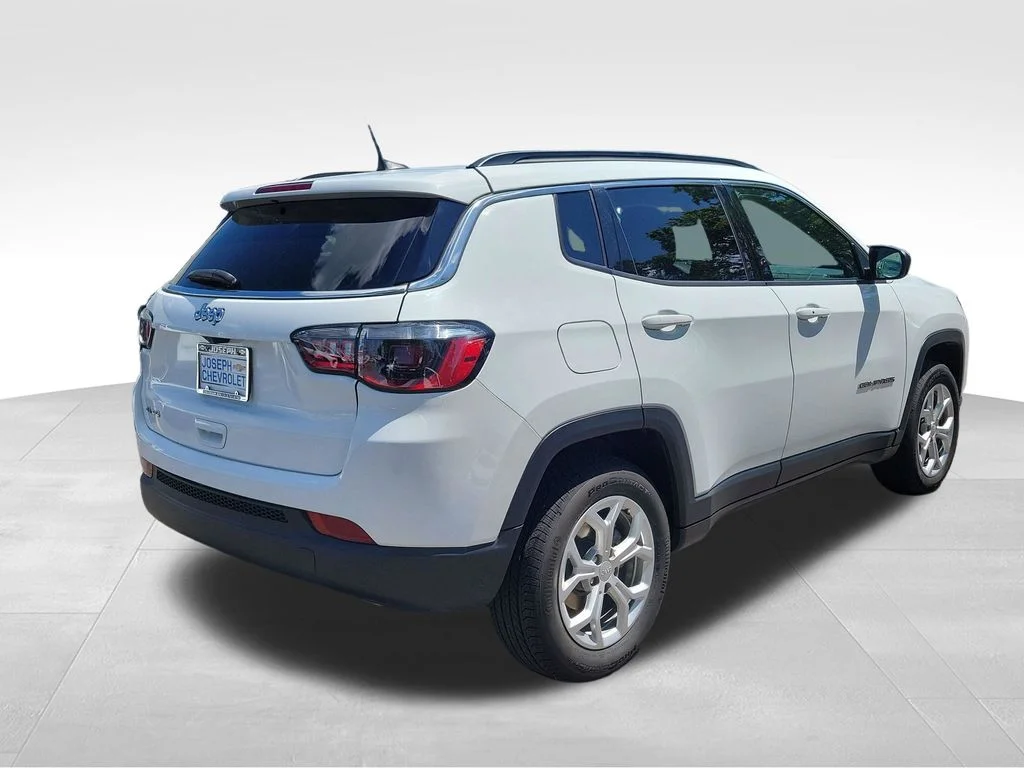Used 2024 Silver Jeep Latitude image 4