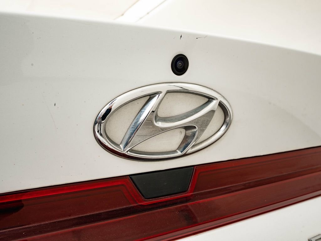 Used 2021 Quartz White Hyundai SE image 16