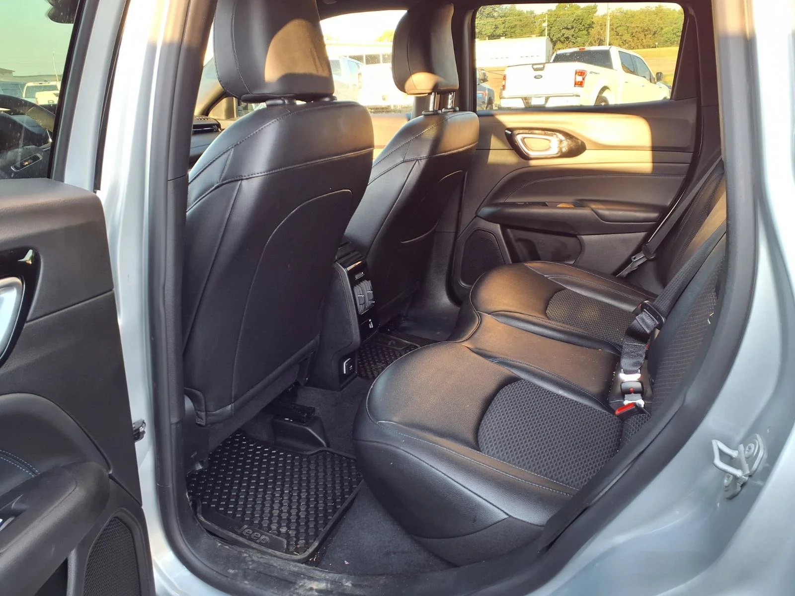 Used 2026 Silver Zynith Metallic Clearcoat Jeep Latitude image 17