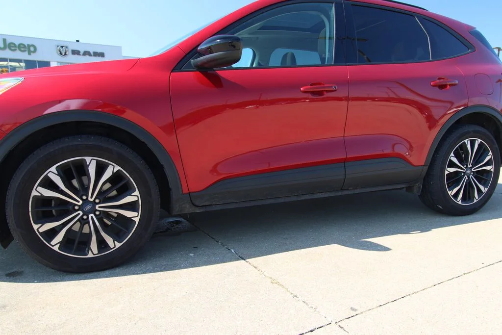 Used 2021 Red Ford SE image 10