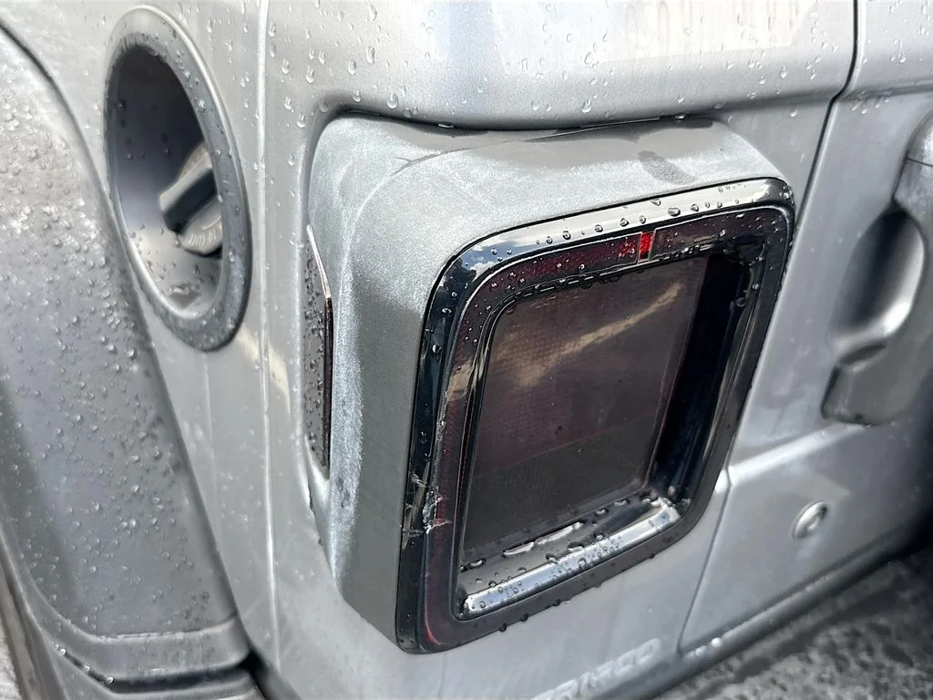 Used 2018 Silver Jeep Unlimited Sport S image 9