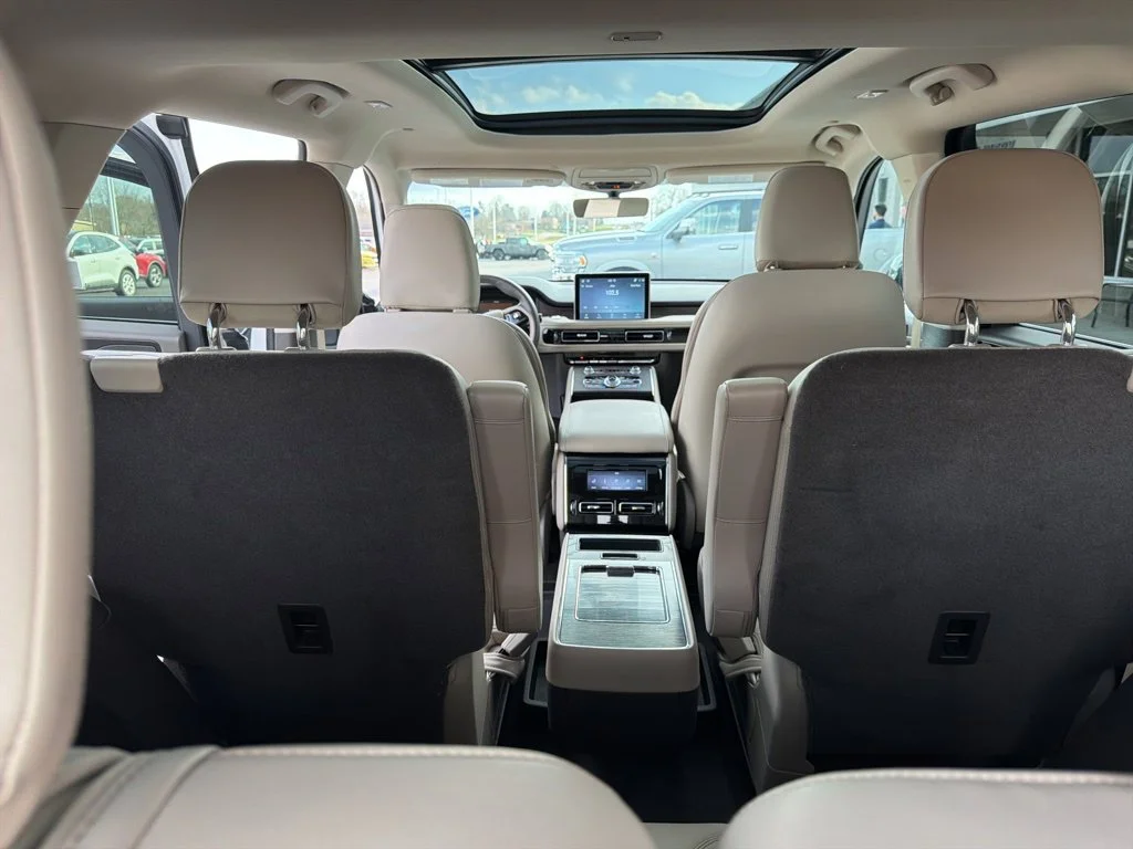 Used 2023 Pristine White Lincoln Reserve image 13
