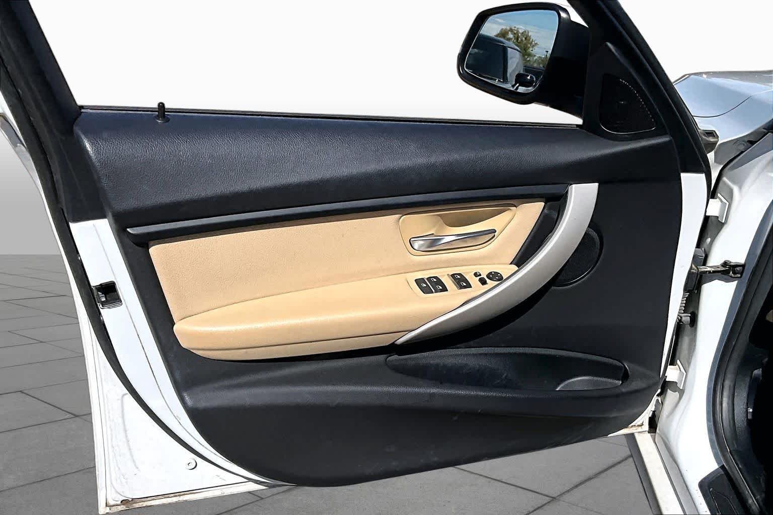 Used 2018 Mineral White Metallic BMW 320i xDrive image 18