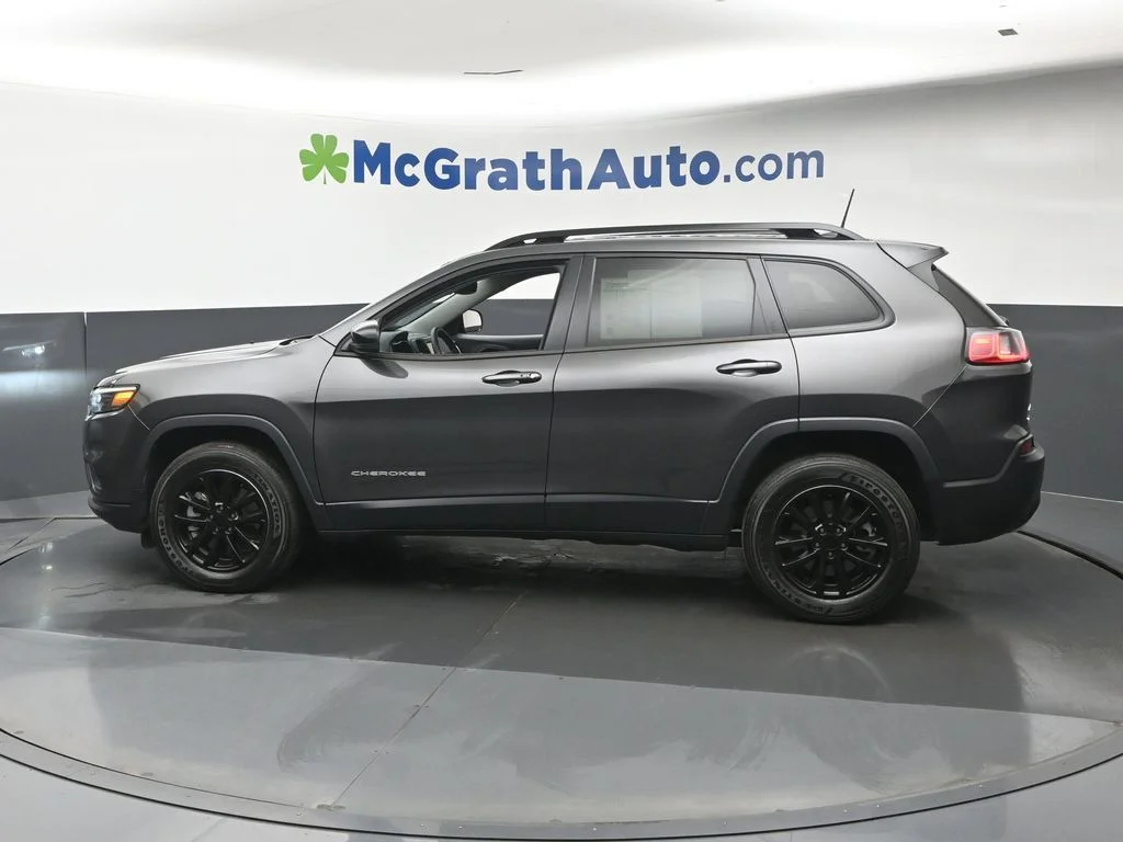 Used 2022 Gray Jeep Latitude Lux image 22