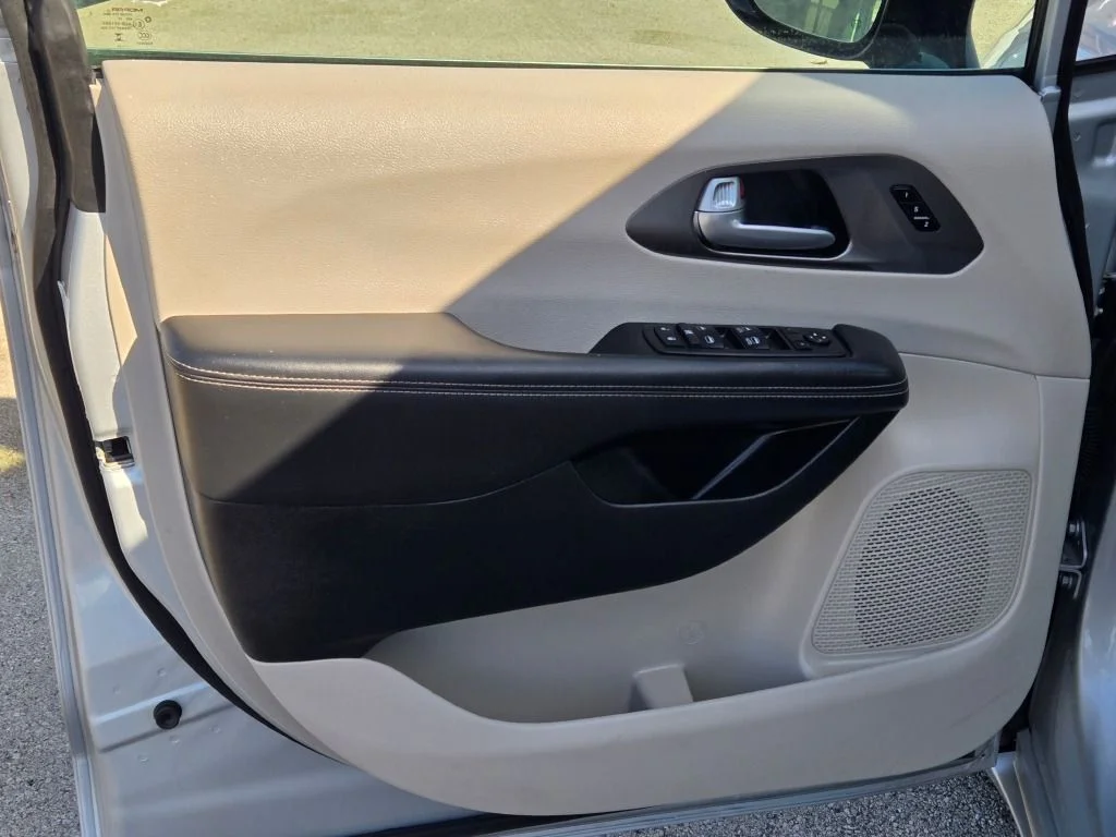 Used 2024 Silver Chrysler Touring L image 17