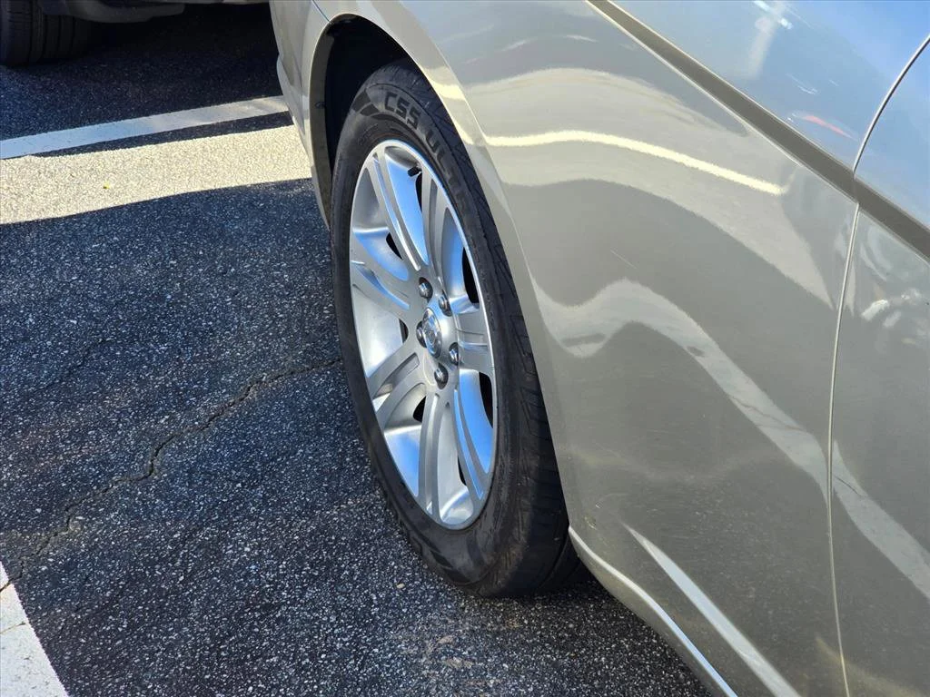 Used 2010 Gold Chrysler Touring image 18