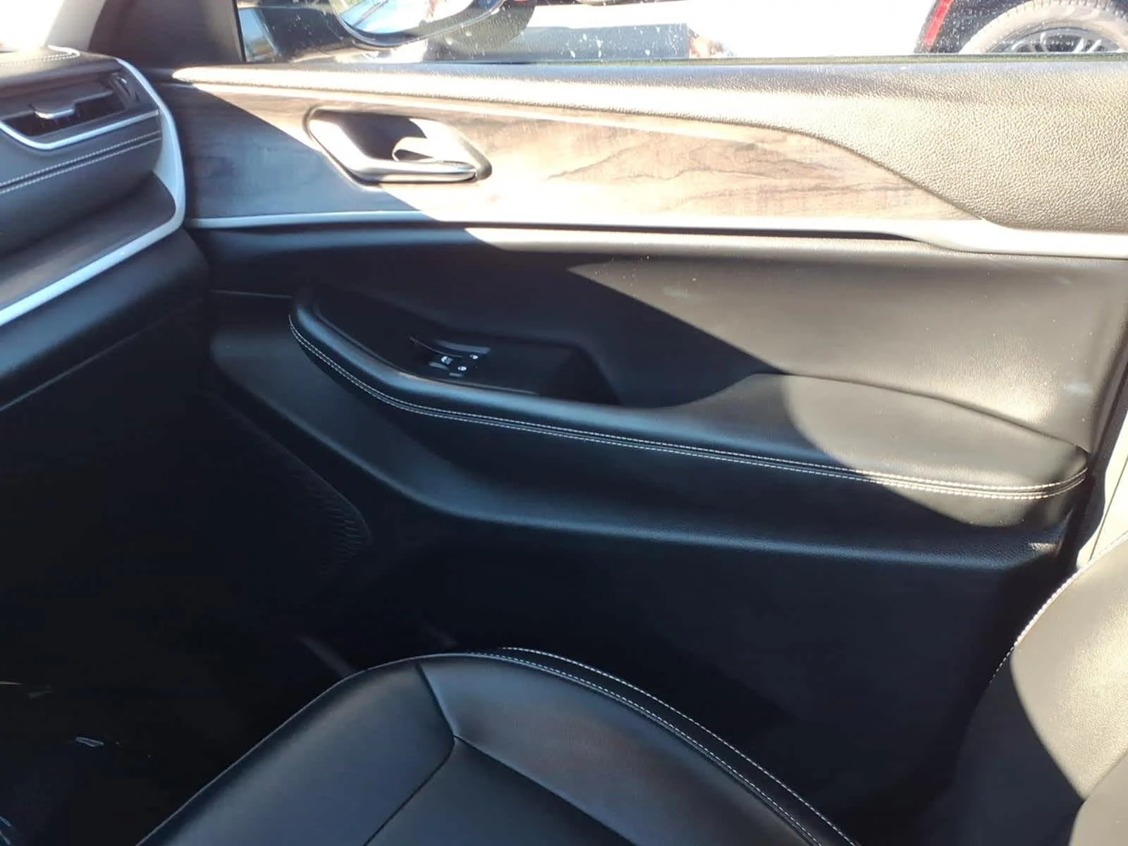 Used 2023 Diamond Black Crystal Pearlcoat Jeep Limited image 17