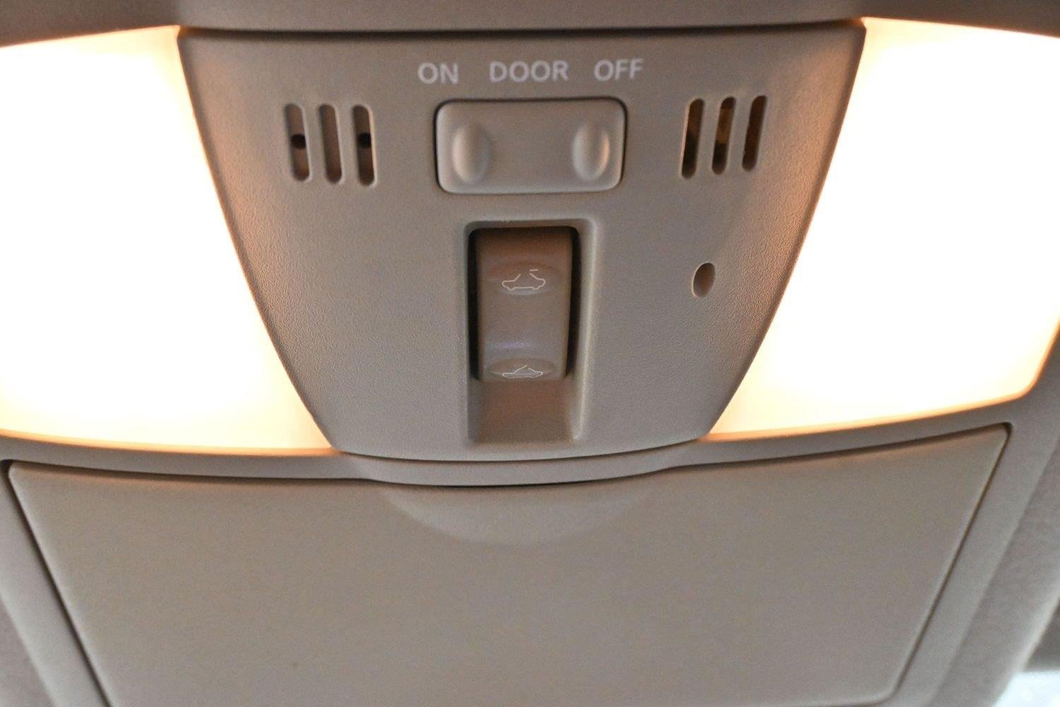 Used 2013 Brilliant Silver Nissan SL image 28