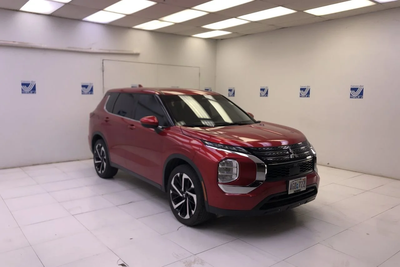 2022 Mitsubishi Outlander ES FWD's photo