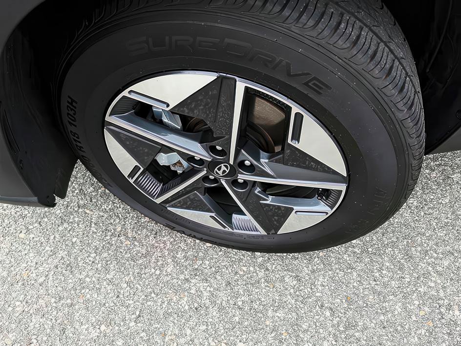 Used 2025 Hampton Gray Hyundai SEL image 39