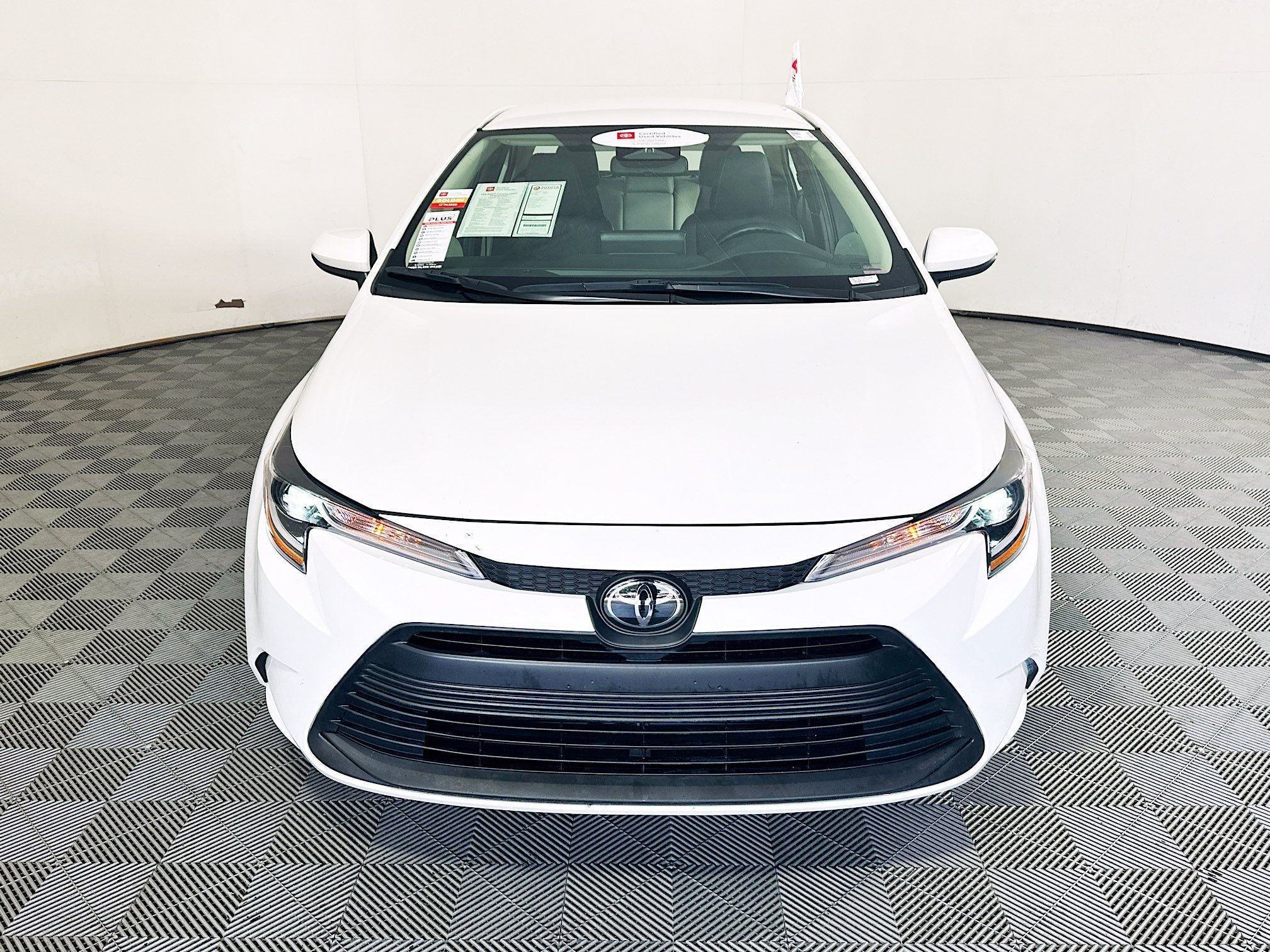 Used 2024 Ice Toyota LE image 8