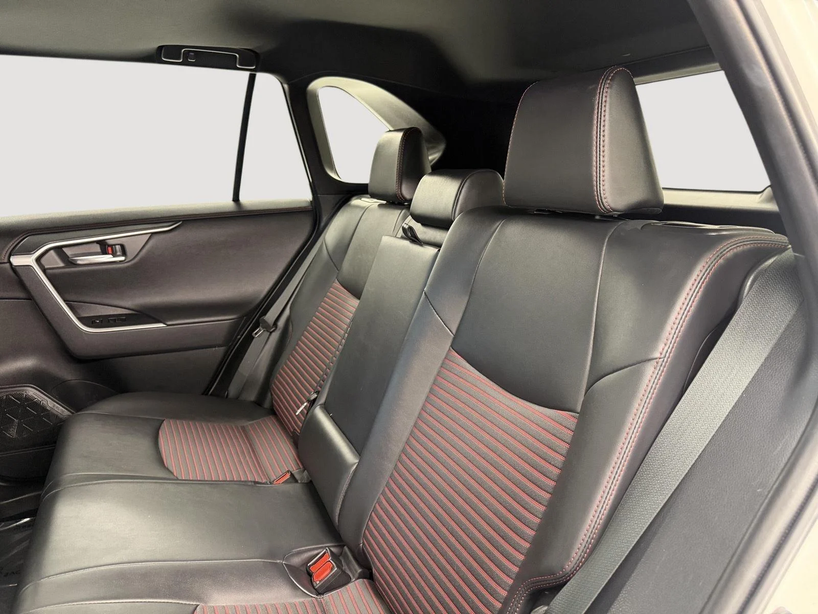 Used 2022 Blizzard Pearl w/Midnight Black Metallic Roof Toyota XSE image 18