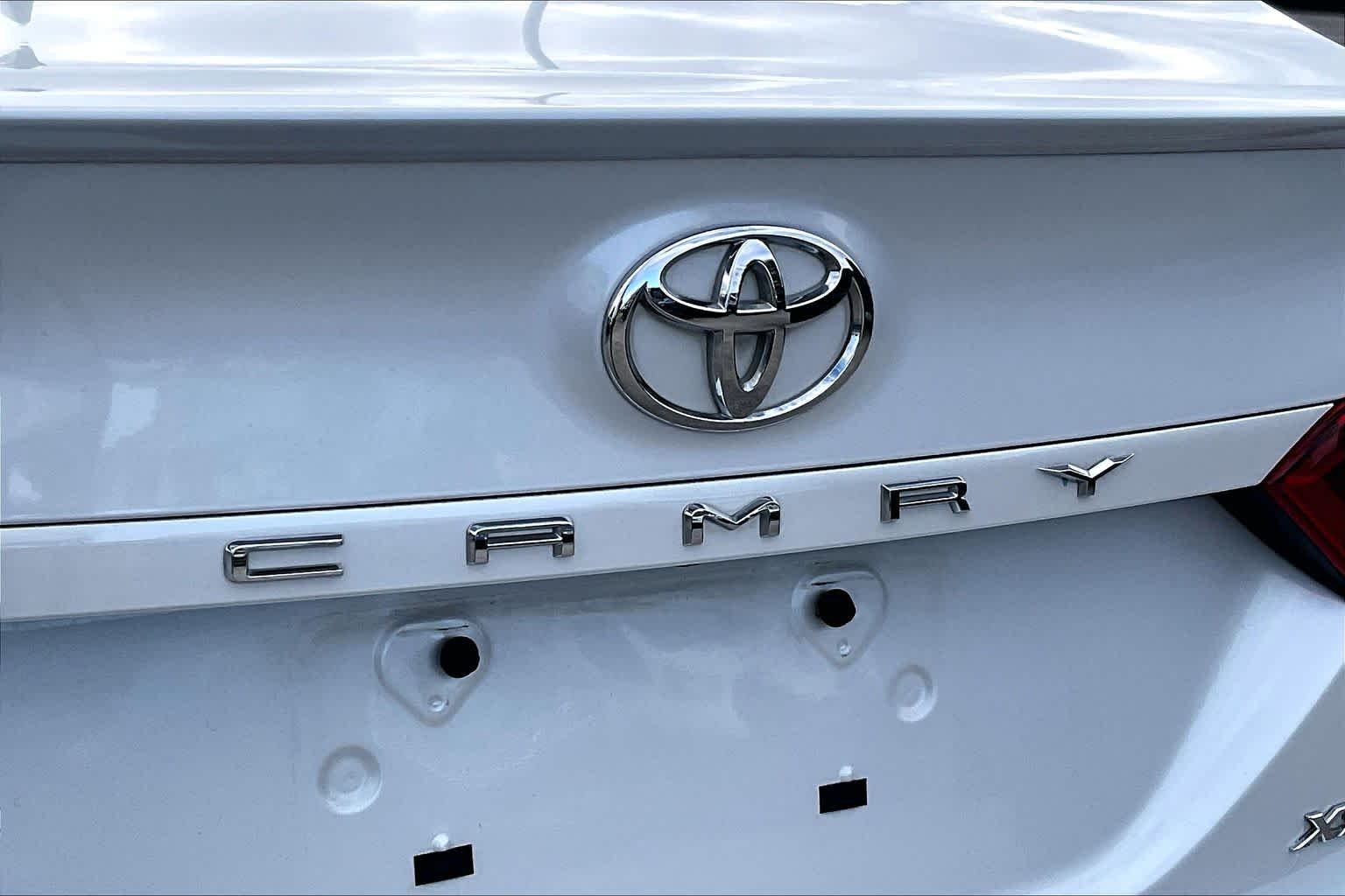 Used 2018 Wind Chill Pearl Toyota XSE V6 image 10