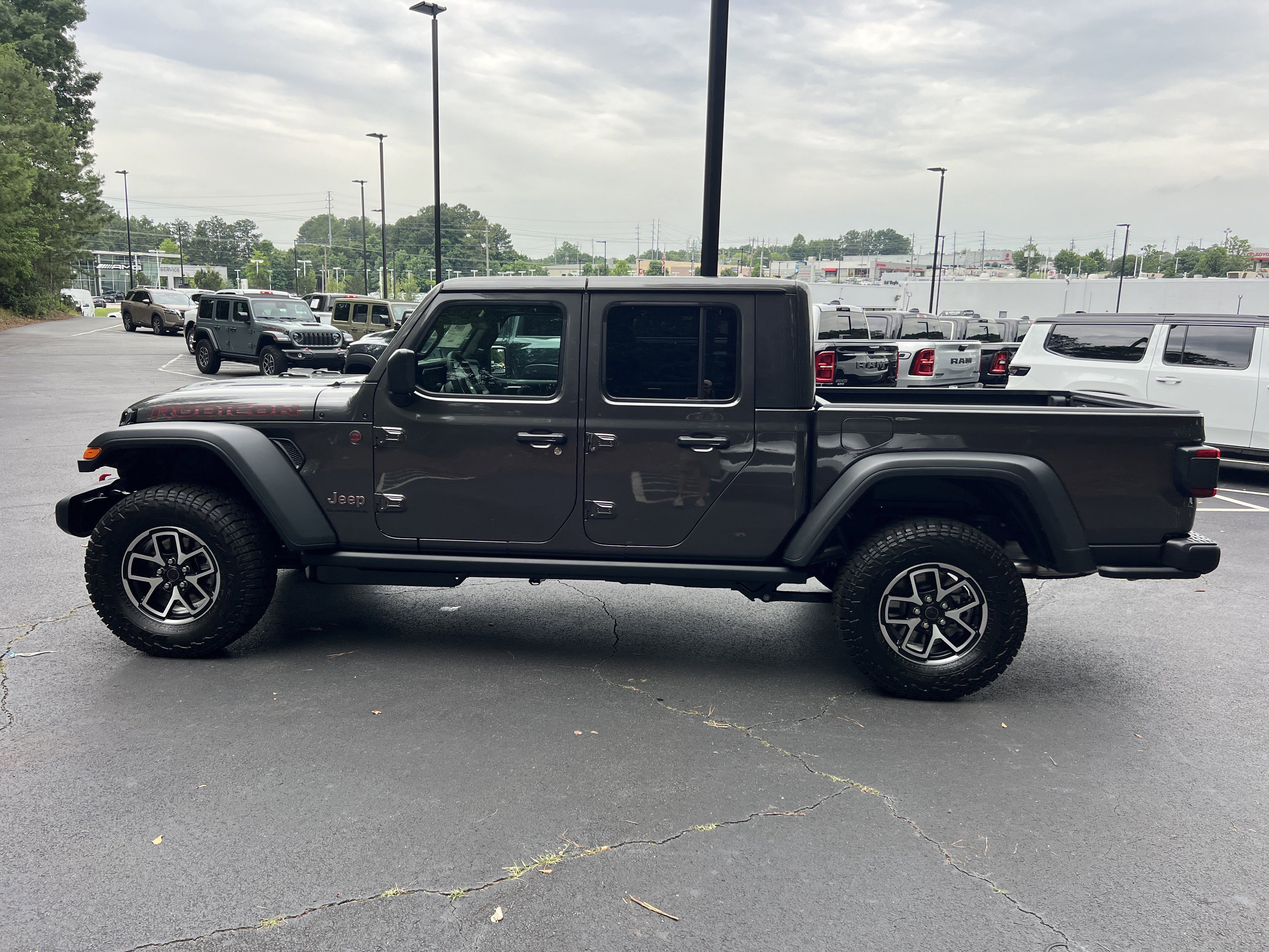 New 2026 Granite Crystal Metallic Clear-Coat Exterior Paint Jeep Rubicon image 4
