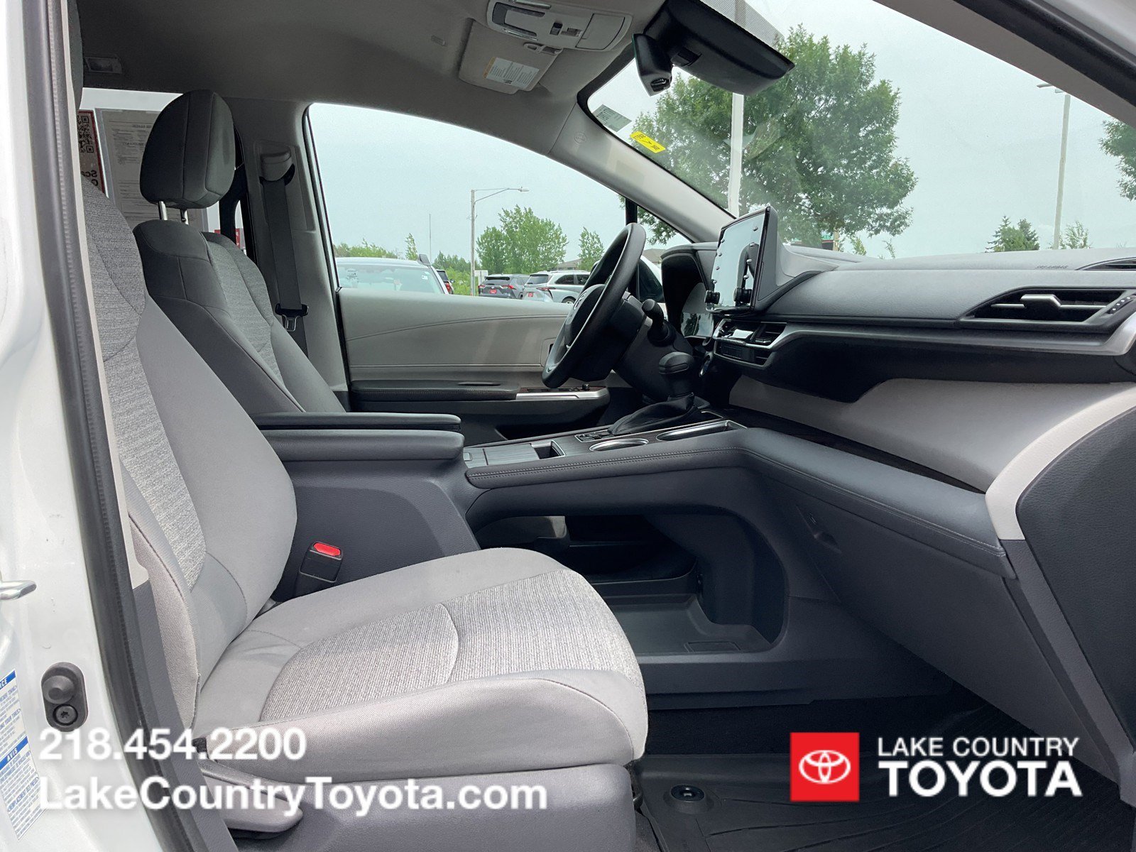 Used 2021 White Toyota LE image 13