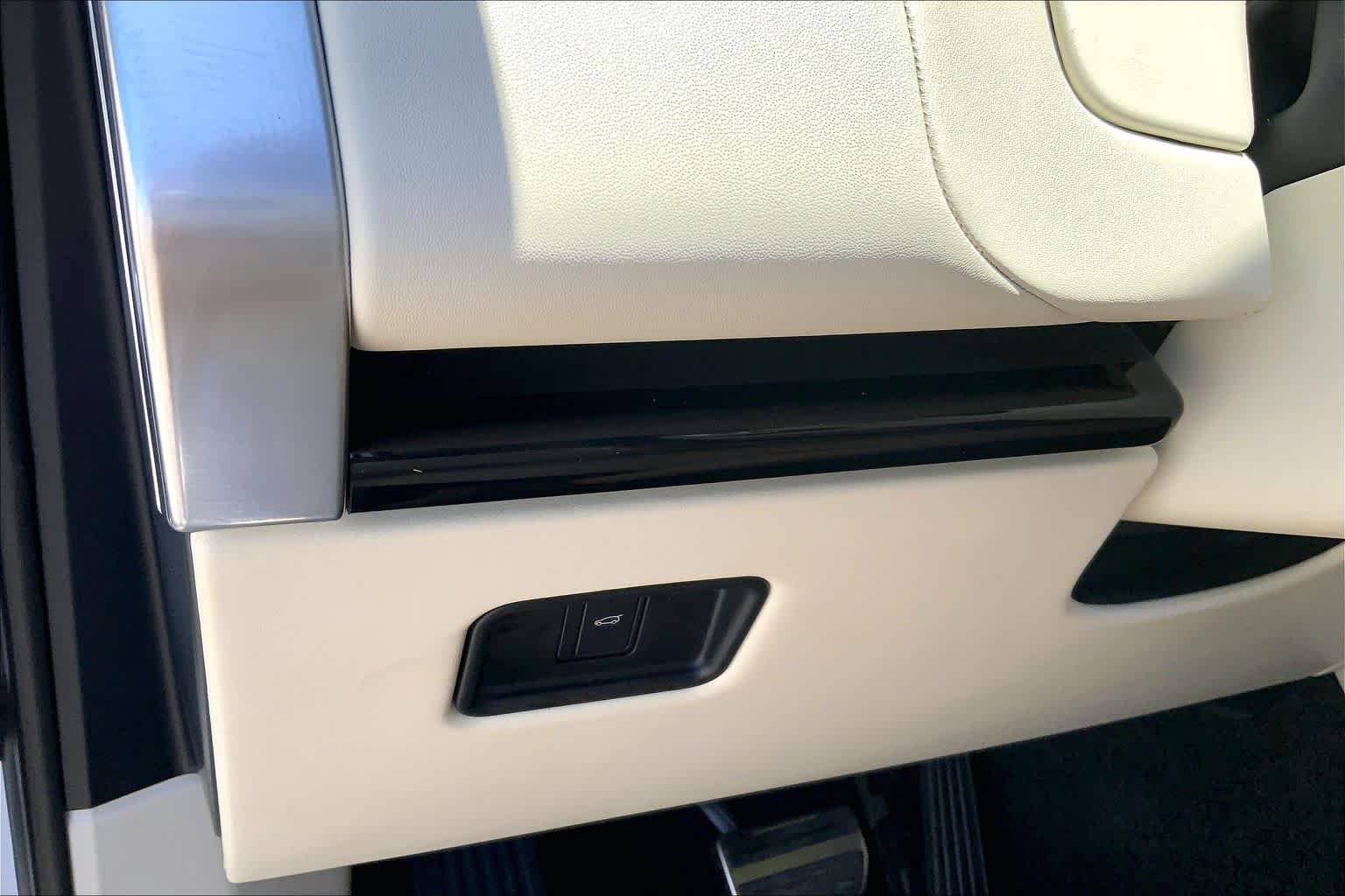 Used 2023 Ostuni Pearl White Land Rover Autobiography image 33