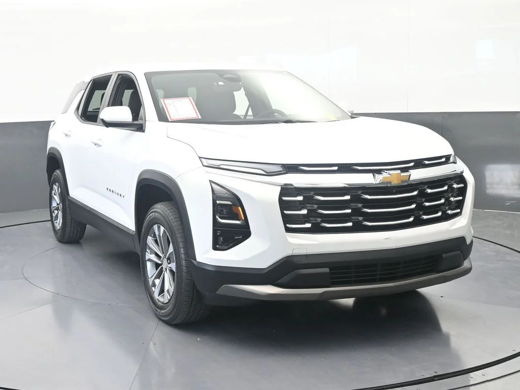 Used 2025 Summit White Chevrolet LT image 9