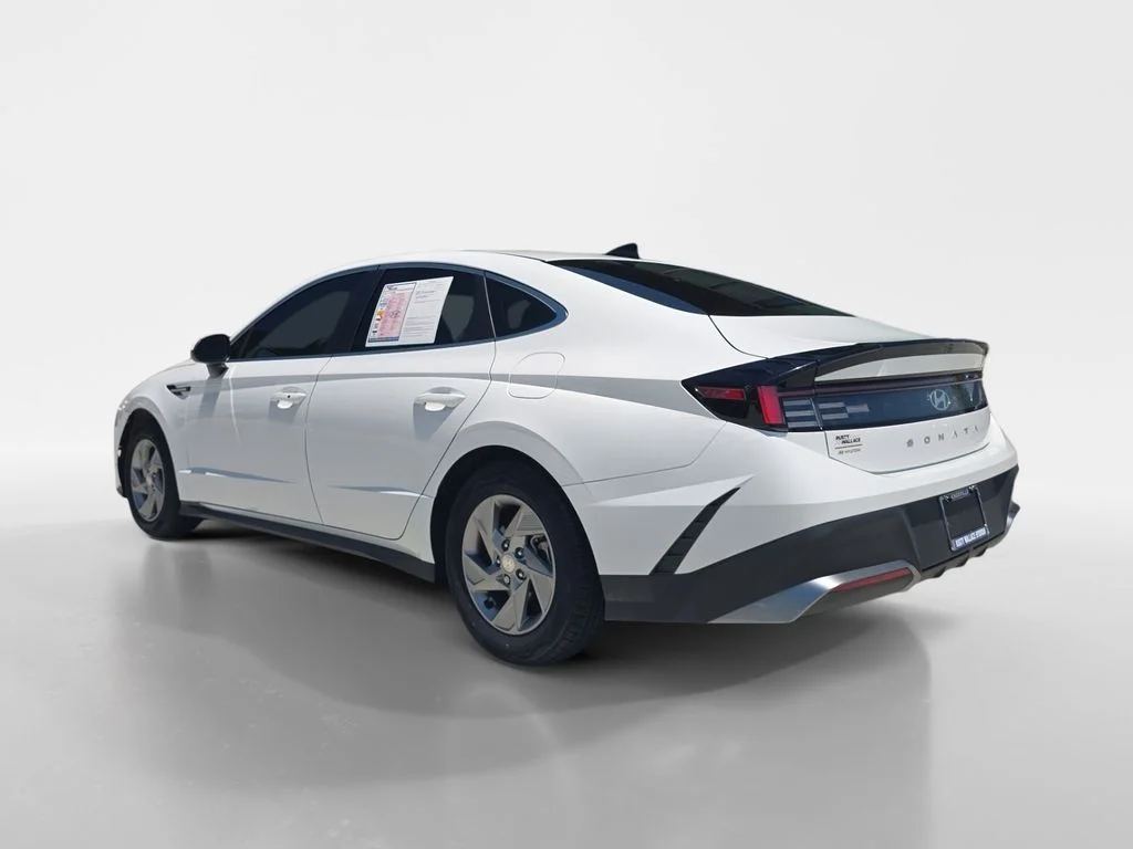 Used 2025 Serenity White Hyundai SE image 5