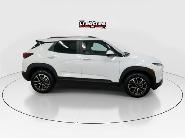 Used 2025 White Chevrolet LT image 9